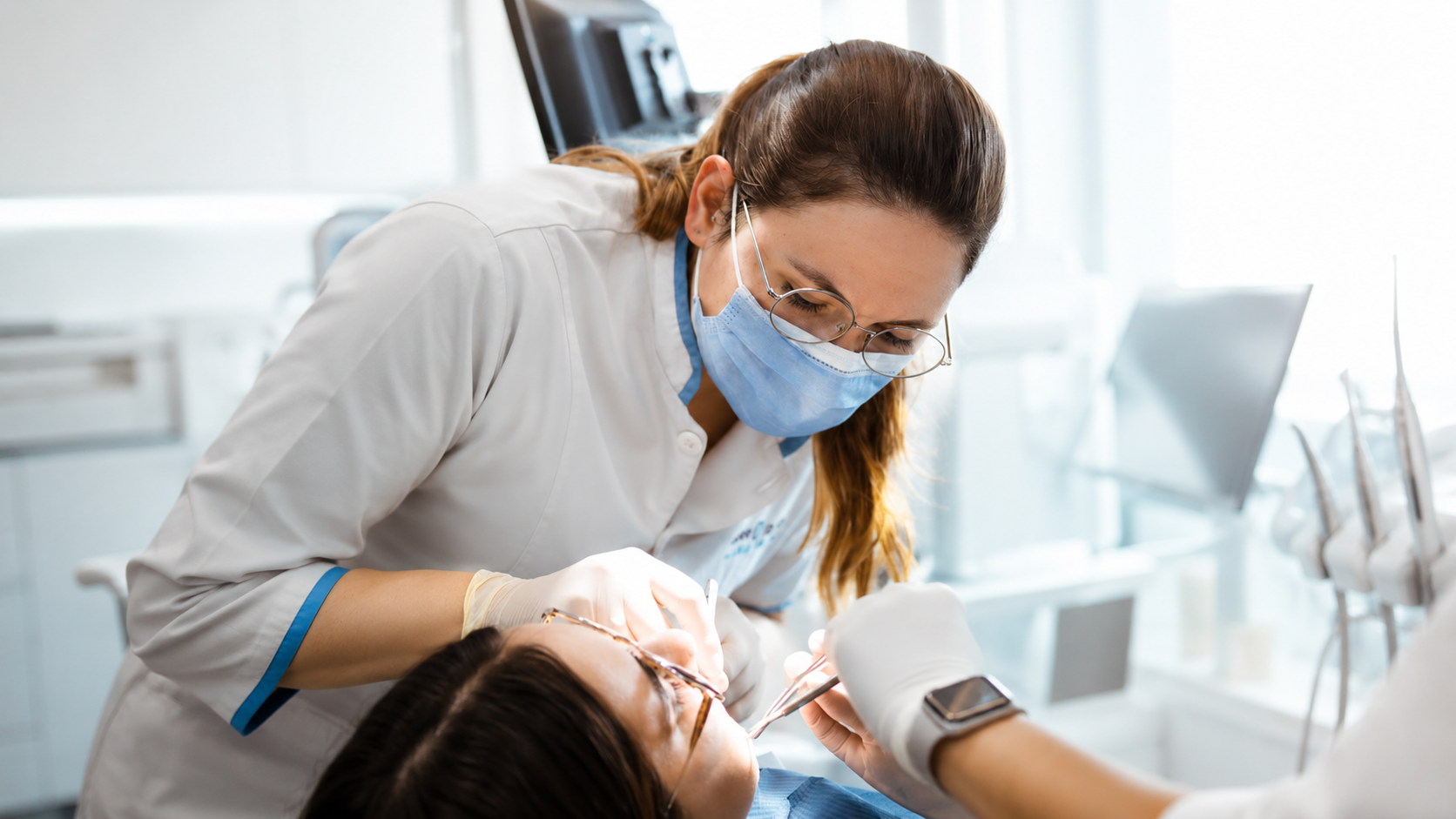 Médica dentista em consulta